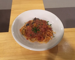 トマトベースのパスタ